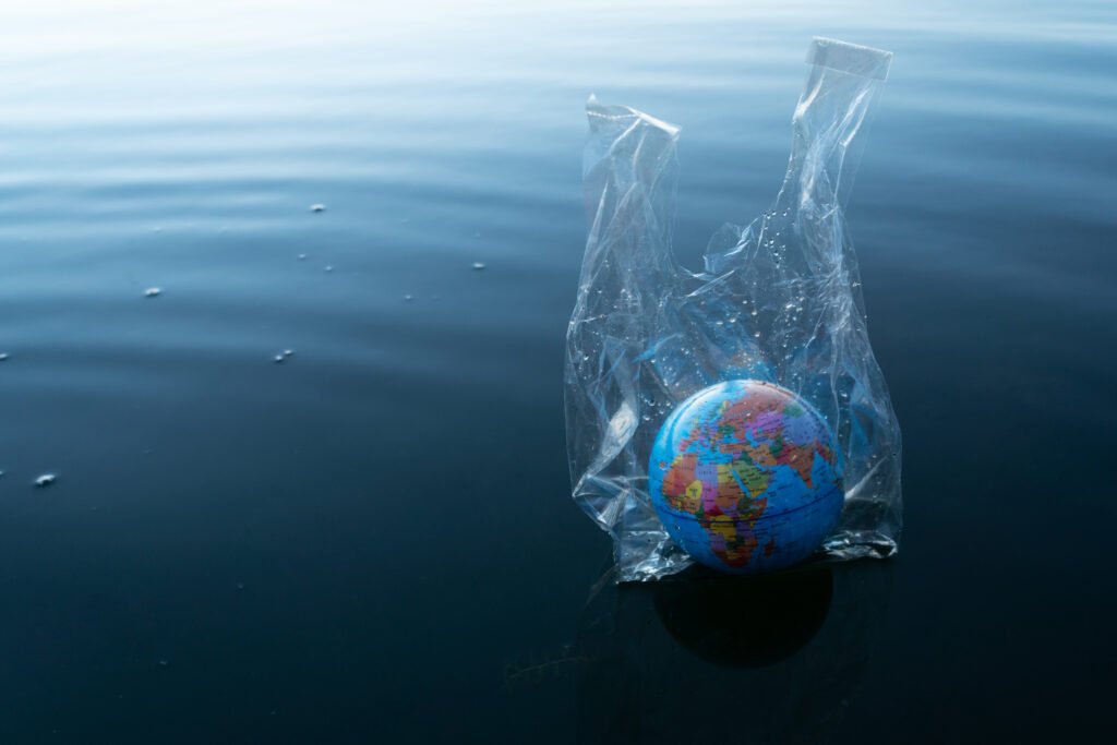 Plastic food packaging harms the planet. Explore eco-friendly alternatives that are safe, sustainable, and easy to switch to now.