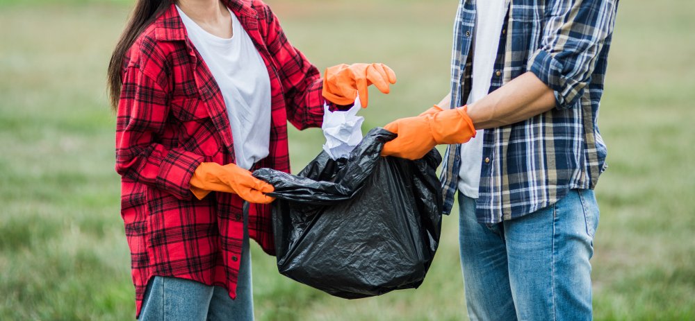 Biodegradable Dog Poop Bags vs Plastic – What’s Better?